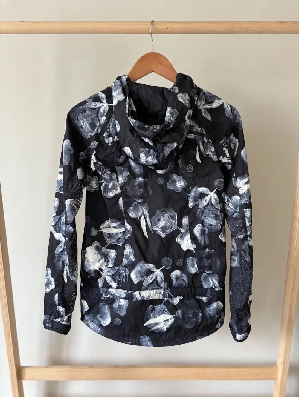 Lululemon Floral Windbreaker size 4 /S black hooded running Jacket -16” ptp